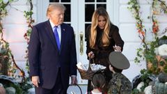 Donald Trump y su mujer, Melania, recibiendo en la Casa Blanca a ni�os disfrazados con motivo de la celebraci�n de Halloween