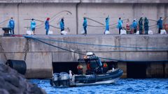 Los turistas del MV Hondius esperan en el muelle de Granadilla (Canarias) tras ser desembarcados del crucero.