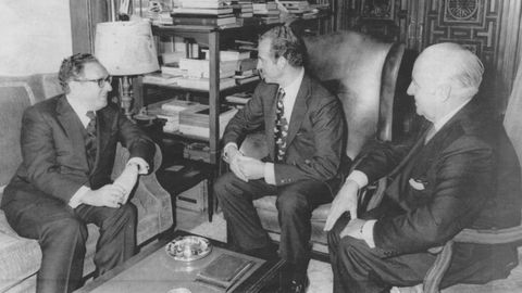 Henry Kissinger en la Transicin espaola. En esta imagen de 1976 -antes de la llegada de la democracia- est reunido con el rey Juan Carlos I y con el ministro de Exteriores, Jos Mara de Areilza