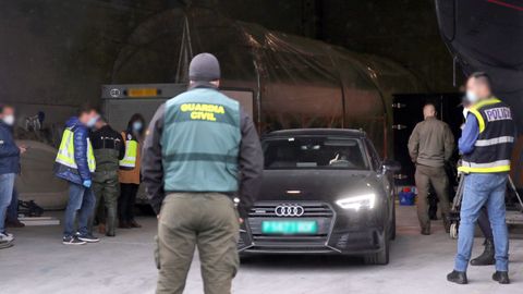 Operativo de la Guardia Civil y Polica Nacional contra el narcotrfico. Registros por la fabricacin de narcolanchas en una nave del polgono industrial de Tremoedo.