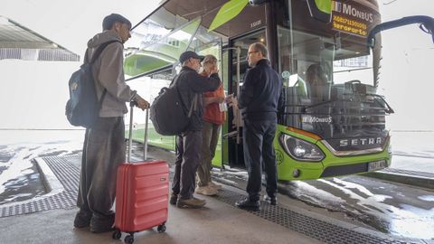 Viajeros subi�ndose a unos de los 19 autobuses que partieron este vieres desde la intermodal de Santiago con destino a Oporto