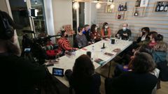 El Club de Lectura de Lugo comentando Agnes con su autor, Javier Pe�a