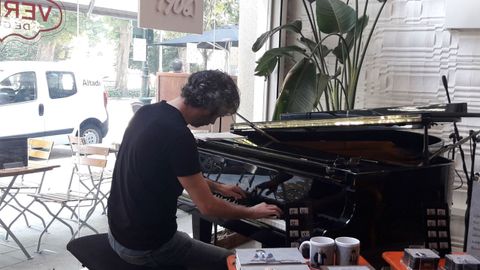 El Vitruvia en una imagen de archivo, con James Rhodes al piano.  