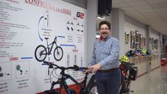 El empresario Antonio Martos en su nuevo local en Sarria