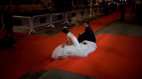 Una pareja de recin casados que se col en la alfombra roja para hacerse las fotos de boda