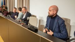 El portavoz socialista, Iv�n Puentes, a la derecha, en el pleno de diciembre del 2025