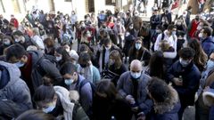 Alumnos aguardando a examinarse del mir en Santiago, en foto de archivo
