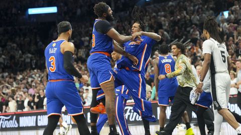 Los jugadores de los Knicks celebran su triunfo sobre San Antonio Spurs en el Frost Bank Center.