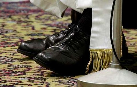 Las joyas no son de oro, los zapatos son negros y est�n viejos y �l r�e a todas horas.