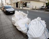 Los sacos llevan tiempo ocupando una plaza de aparcamiento.