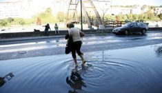 El agua invadi� la carretera del Malec�n, que dificult� el tr�fico y el paso de peatones.