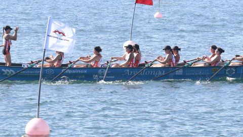 Trai�eira feminina de Chapela, que como a masculina, f�xose coa bandeira de Vilagarc�a de Arousa.
