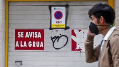 Placa de vado homologada en el centro de Pontevedra 