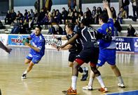 Borja Pedreira (con el bal�n) y Tom�s Moreira (con el 10), seguir�n un a�o m�s en el Teucro.