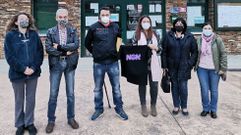 Integrantes de la corporaci�n local de Folgoso do Courel, frente a la casa consistorial para conmemorar el d�a contra la violencia machista