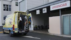 Foto de archivo de una ambulancia frente al �rea de urgencias del hospital mari�ano