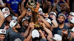 Los Knicks levantan el trofeo de ganadores de la NBA.