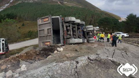 Cami�n volcado en Tineo