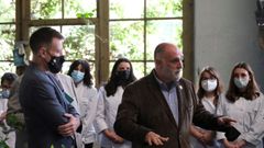 El cocinero Jos� Andr�s y el director ejecutivo de World Central Kitchen, Nate Mook, durante un encuentro con estudiantes en la F�brica de Armas de Oviedo