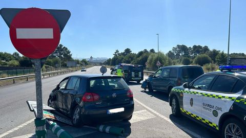 Los dos vehculos implicados en el choque, junto a otro de la Guardia Civil