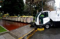 A las 12, el servicio de limpieza hab�a retirado ya catorce contenedores de basura de los jardines.