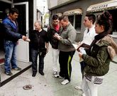 Miembros de una comisi�n de fiestas pidiendo ayer donativos en Camari�as.