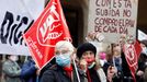 Manifestantes en la protesta contra el bloqueo del convenio del sector de limpieza en Gij�n