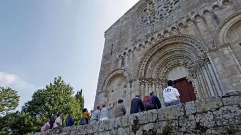 Fachada principal de la iglesia de Santo Estevo de Ribas de Miño