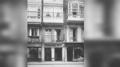 Fachada del edificio que alberg� la primera sede de La Voz de Galicia, en San Andr�s