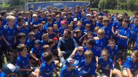 Mata posa en 2018 con los nios del campus de verano del Real Oviedo