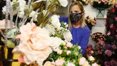 La viveirense Raquel Seijido se�ala que ahora vende m�s ramos para visitas puntuales al cementerio que para entierros