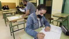 Imagen de archivo de una alumna realizando el examen de selectividad en el IES Vilar Ponte, de Viviero, en el 2021