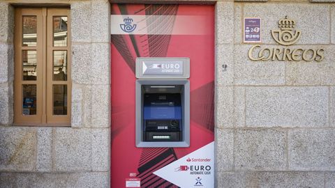 Cajero autom&aacute;tico instalado en la oficina de Correos de Barbantes, en el municipio ourensano de Cenlle, para reducir la exclusi&oacute;n financiera de las zonas rurales.