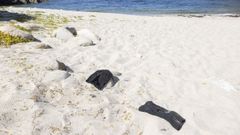 Dos pasamonta�as abandonados en la playa de Arnela, Mux�a, tras la operaci�n policial de la madrugada de este lunes.