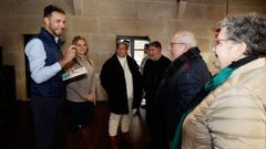 Pablo Campo y Eva Lantar�n, este jueves en Pontevedra, con personal y pacientes de asociaciones de p�rkinson