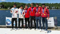 Ra�l Fern�ndez y Pedro Torrado, segundo y primero por la izquierda de la imagen, respectivamente, posando con su bronce en el podio del C2 500 Sub-23 del Campeonato del Mundo de Esprint de H�lifax (Canad�).