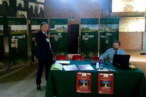 Jos� Manuel Rodr�guez, de pie, durante su intervenci�n en el foro