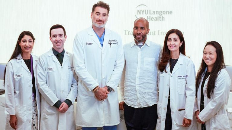 Bertrand Nelson, receptor de trasplante de pulm�n e h�gado y seropositivo (tercero desde la derecha), con miembros�del equipo m�dico que lo atendi� en el Instituto de Trasplantes NYU Langone