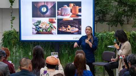 La cocinera compostelana dando una charla dentro del foro de Women in Gastronomy, donde trata de animar a las mujeres japonesas a unirse dentro del sector.