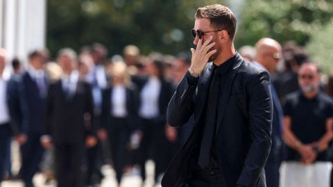 El actual jugador del Ajax Jordan Herdenson, visiblemente afectado en el funeral de su excompañero y amigo Diogo Jota