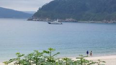 Embarcaci�n de la Guardia Civil fondeada frente a la playa del Porto de Bares, esta tarde