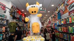  Turistas visitan una tienda de  souvenirs  en Oviedo