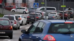 Vista de las colas de coches en el punto autocovid del HUCA