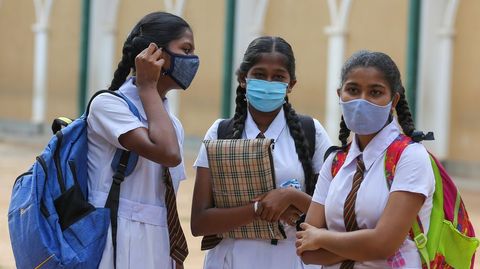 Unas estudiantes de Sri Lanka, donde los colegios han reabierto para el nivel de secundaria