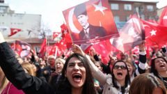 Simpatizantes del principal partido opositor, el Partido Republicano del Pueblo (CHP), escuchan a su candidato, Ekrem Imamoglu durante un evento tras las elecciones locales