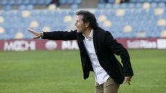 El t�cnico del Arousa, Luisito, trabaja sin apenas defensas