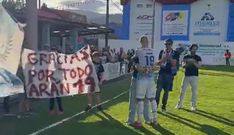 Despedida de Ar�n al finalizar el �ltimo partido de liga en Barra�a.Aficionados saltaron al c�sped portando una pancarta agradeciendo su dedicaci�n.