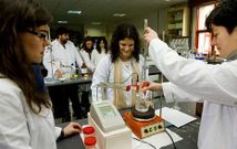 Alumnos de la especialidad en Qu�mica Ambiental, haciendo pr�cticas de laboratorio. 