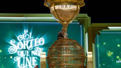 Varios operarios ultiman los detalles del bombo en el Teatro Real de Madrid durante el sorteo extraordinario de Navidad de la Loter�a Nacional