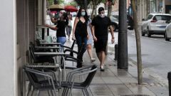 Terrazas vac�as en un establecimiento de hosteleria de Monforte